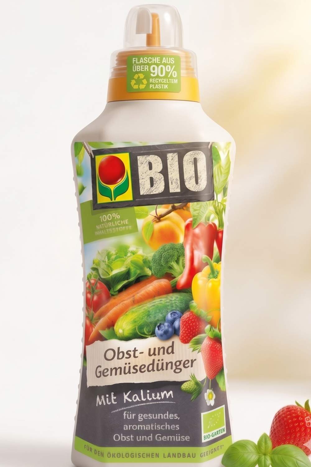 Flasche mit biologischem Flüssigdünger für Obst und Gemüse, angereichert mit Kalium für gesundes Wachstum und aromatisches Aroma.